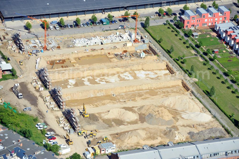 Berlin Friedrichshain from above - Baustelle Stadthäuser Eldenaer Höfe im Eldenaer Viertel / Pettenkofer Dreieck auf dem Areal Entwicklungsgebiet Alter Schlachthof / Eldenaer Straße. Zwischen der Straße Zum Langen Jammer und der August-Lindemann-Straße entstehen Stadthäuser, ein Projekt der cds Wohnbau Berlin GmbH. Hierfür werden die historischen Giebel der ehemaligen Rinderställe mit der modernen Architektur verbunden. Building site of Townhouses in the Eldenaer Viertel on the area of the development zone Alter Schlachthof / Eldenaer Strasse.