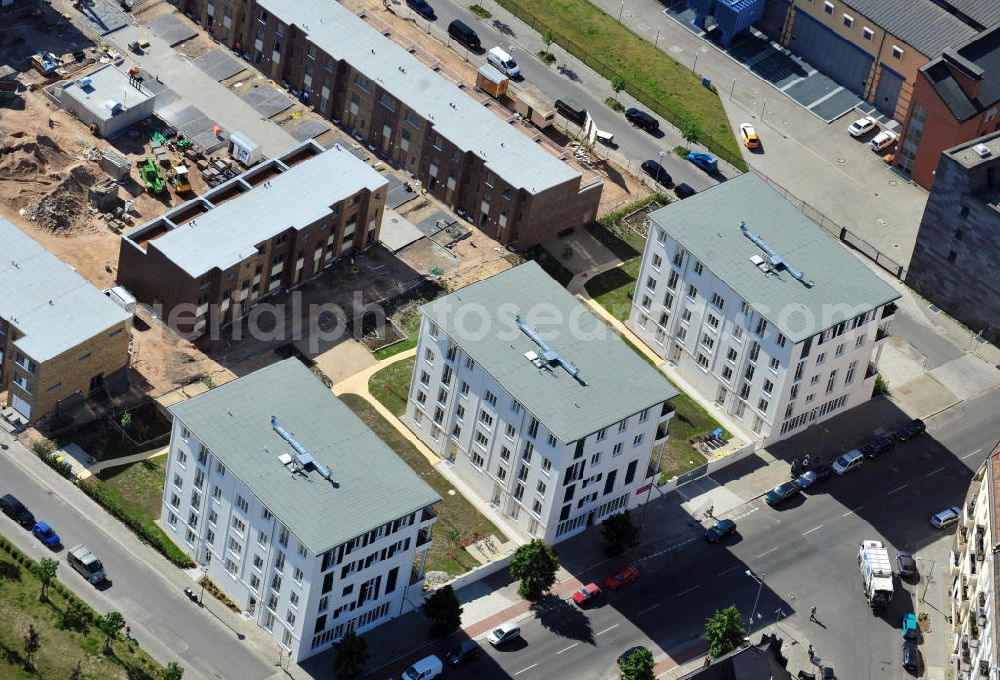 Aerial photograph Berlin Friedrichshain - Eigentumswohnungen in drei 5- geschossigen Passivhäuser mit an der Thaerstraße im Thaerviertel auf dem Areal Entwicklungsgebiet Alter Schlachthof / Eldenaer Straße. Ein Wolfgang Gerberes Gemeinschaftsprojekt der Baugruppe Zur Börse GbR. Apartment buildings in the Thaerviertel on the area of the development zone Alter Schlachthof / Eldenaer Strasse.