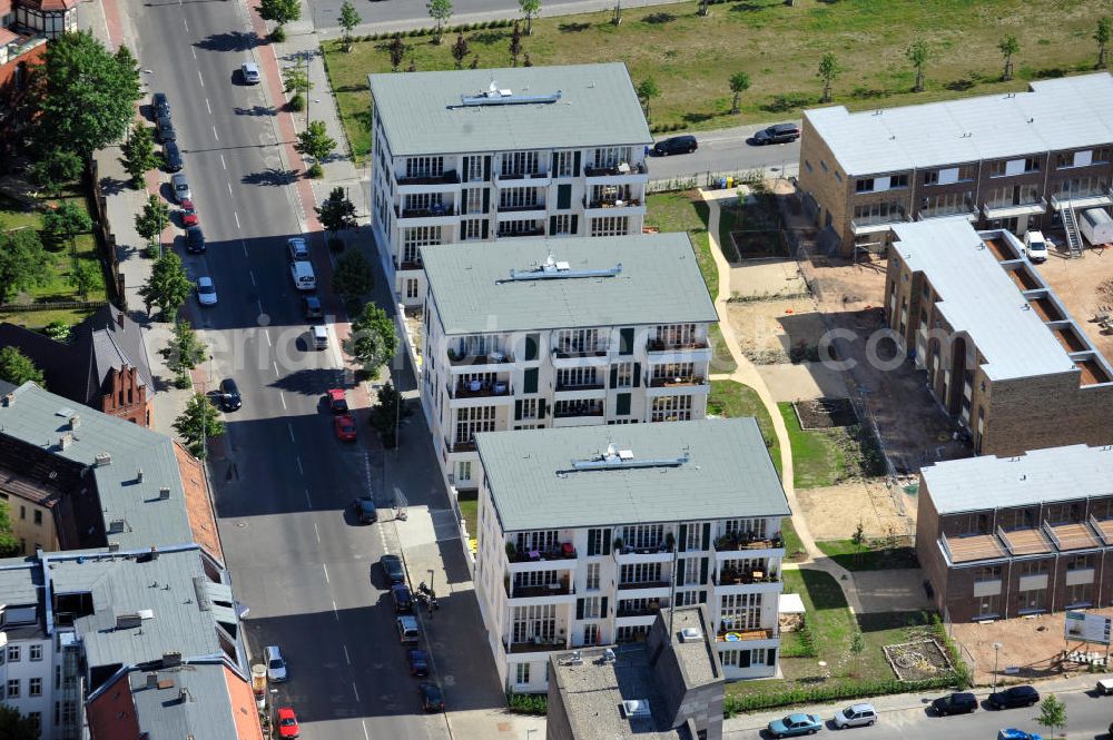 Berlin Friedrichshain from above - Eigentumswohnungen in drei 5- geschossigen Passivhäuser mit an der Thaerstraße im Thaerviertel auf dem Areal Entwicklungsgebiet Alter Schlachthof / Eldenaer Straße. Ein Wolfgang Gerberes Gemeinschaftsprojekt der Baugruppe Zur Börse GbR. Apartment buildings in the Thaerviertel on the area of the development zone Alter Schlachthof / Eldenaer Strasse.