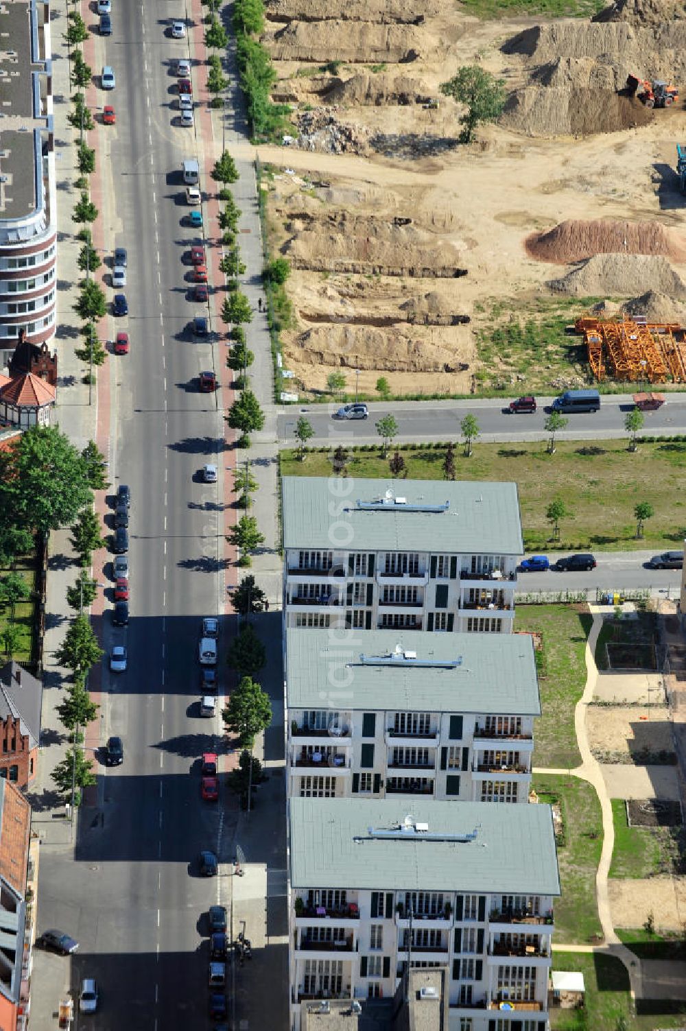 Berlin Friedrichshain from the bird's eye view: Eigentumswohnungen in drei 5- geschossigen Passivhäuser mit an der Thaerstraße im Thaerviertel auf dem Areal Entwicklungsgebiet Alter Schlachthof / Eldenaer Straße. Ein Wolfgang Gerberes Gemeinschaftsprojekt der Baugruppe Zur Börse GbR. Apartment buildings in the Thaerviertel on the area of the development zone Alter Schlachthof / Eldenaer Strasse.