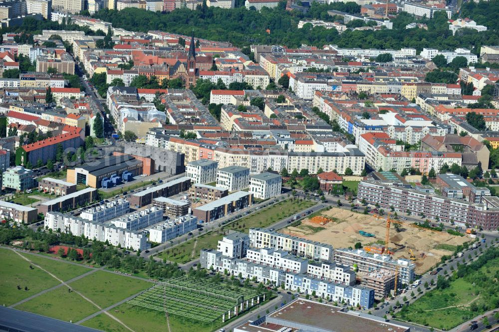 Berlin Friedrichshain from the bird's eye view: Stadtteilansicht vom Areal Entwicklungsgebiet Alter Schlachthof / Eldenaer Straße. Hier entsteht ein neues Wohngebiet mit etwa 1300 Wohneinheiten in Lofts, Stadthäusern und Wohnungen, ca. 170000 qm Gewerbeflächen und Parkanlagen. Area of the development zone Alter Schlachthof / Eldenaer Strasse.