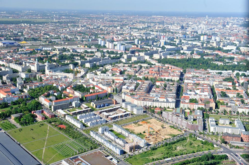 Aerial image Berlin Friedrichshain - Stadtteilansicht vom Areal Entwicklungsgebiet Alter Schlachthof / Eldenaer Straße. Hier entsteht ein neues Wohngebiet mit etwa 1300 Wohneinheiten in Lofts, Stadthäusern und Wohnungen, ca. 170000 qm Gewerbeflächen und Parkanlagen. Area of the development zone Alter Schlachthof / Eldenaer Strasse.