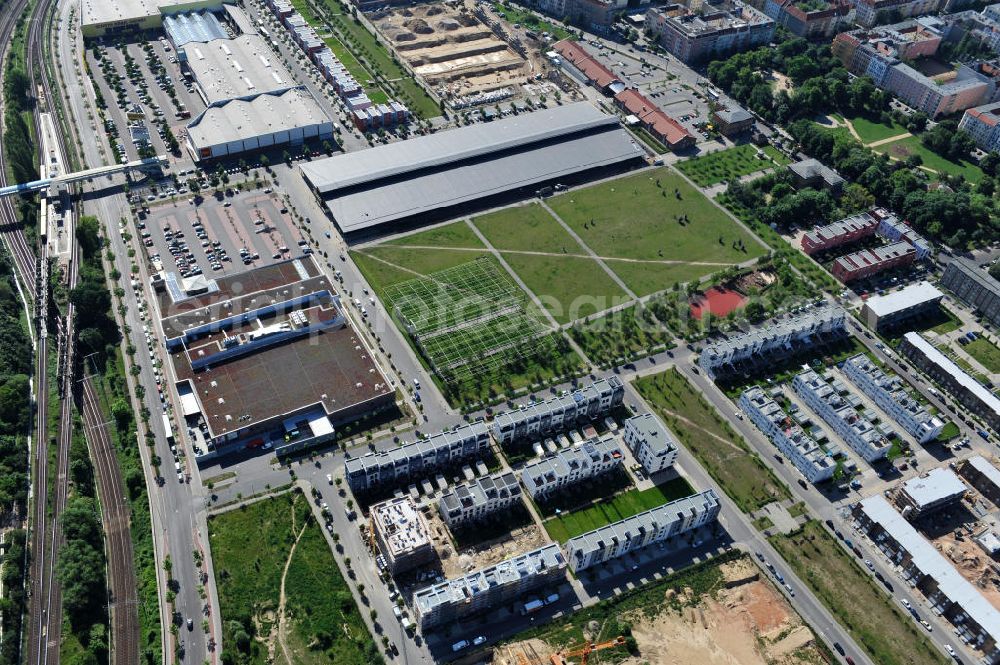 Aerial photograph Berlin Friedrichshain - Stadtteilansicht vom Areal Entwicklungsgebiet Alter Schlachthof / Eldenaer Straße. Hier entsteht ein neues Wohngebiet mit etwa 1300 Wohneinheiten in Lofts, Stadthäusern und Wohnungen, ca. 170000 qm Gewerbeflächen und Parkanlagen. Area of the development zone Alter Schlachthof / Eldenaer Strasse.