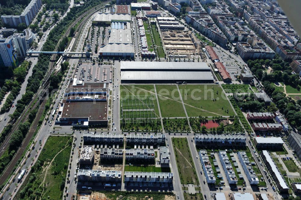 Berlin Friedrichshain from above - Stadtteilansicht vom Areal Entwicklungsgebiet Alter Schlachthof / Eldenaer Straße. Hier entsteht ein neues Wohngebiet mit etwa 1300 Wohneinheiten in Lofts, Stadthäusern und Wohnungen, ca. 170000 qm Gewerbeflächen und Parkanlagen. Area of the development zone Alter Schlachthof / Eldenaer Strasse.