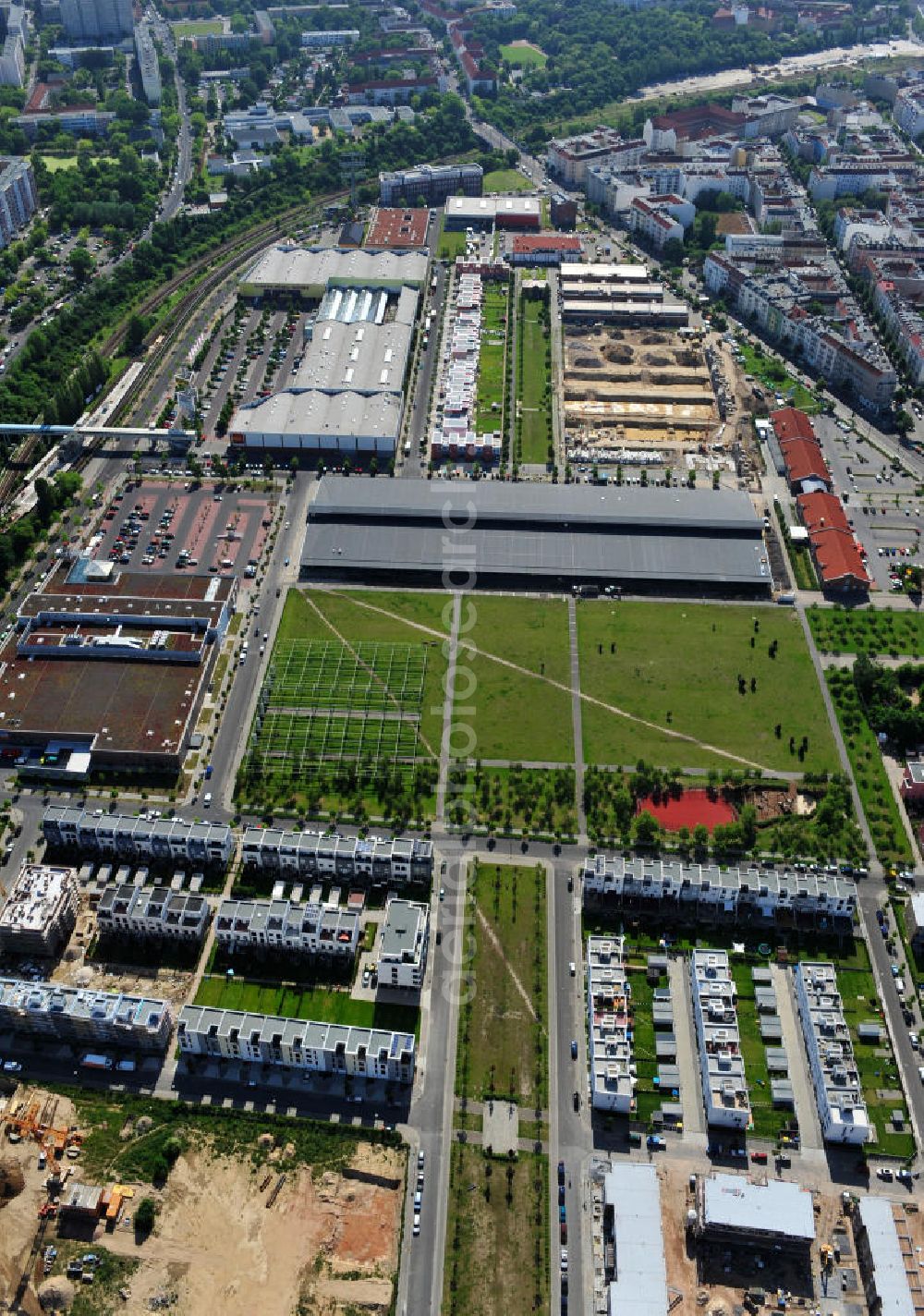 Berlin Friedrichshain from the bird's eye view: Stadtteilansicht vom Areal Entwicklungsgebiet Alter Schlachthof / Eldenaer Straße. Hier entsteht ein neues Wohngebiet mit etwa 1300 Wohneinheiten in Lofts, Stadthäusern und Wohnungen, ca. 170000 qm Gewerbeflächen und Parkanlagen. Area of the development zone Alter Schlachthof / Eldenaer Strasse.