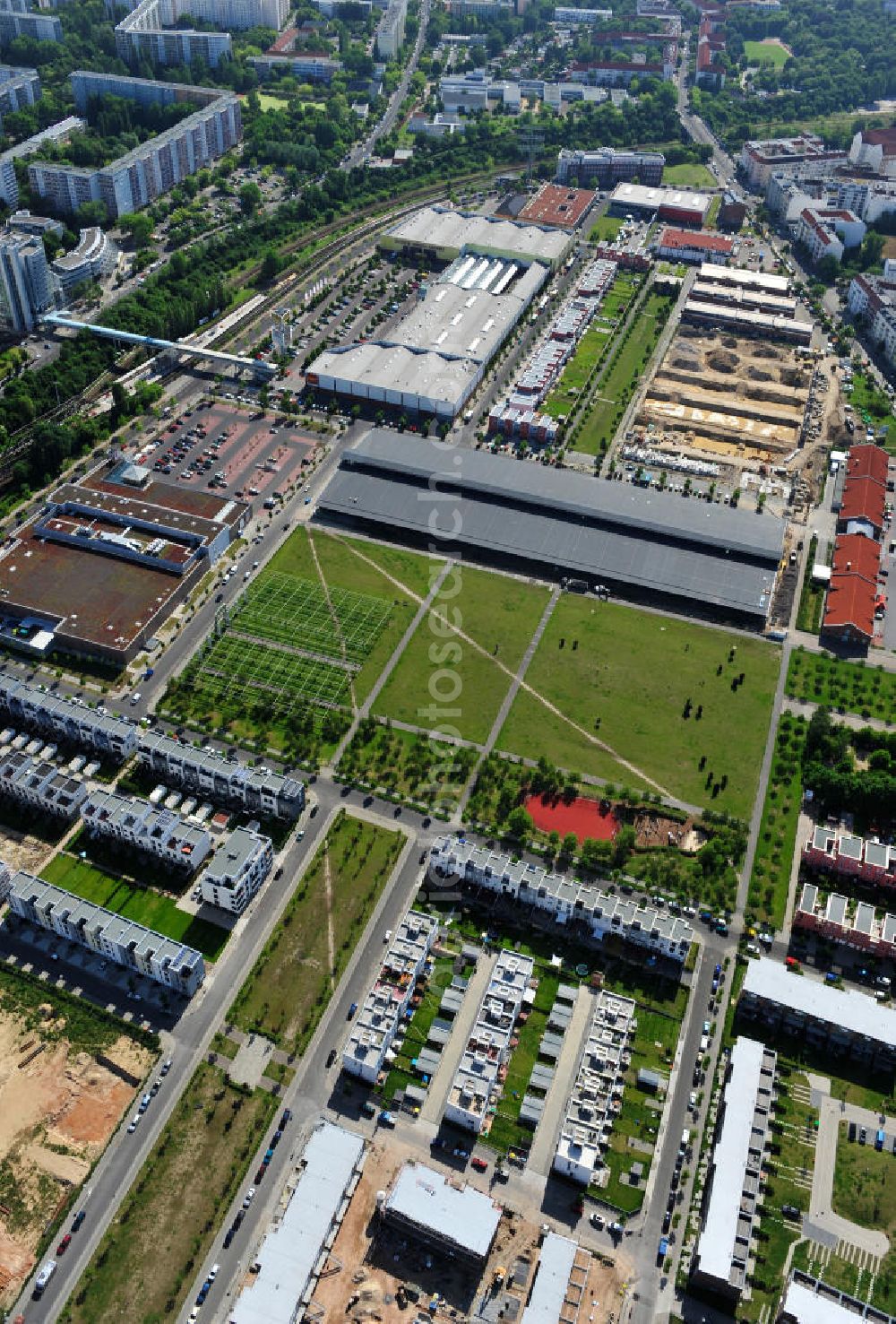 Aerial image Berlin Friedrichshain - Stadtteilansicht vom Areal Entwicklungsgebiet Alter Schlachthof / Eldenaer Straße. Hier entsteht ein neues Wohngebiet mit etwa 1300 Wohneinheiten in Lofts, Stadthäusern und Wohnungen, ca. 170000 qm Gewerbeflächen und Parkanlagen. Area of the development zone Alter Schlachthof / Eldenaer Strasse.