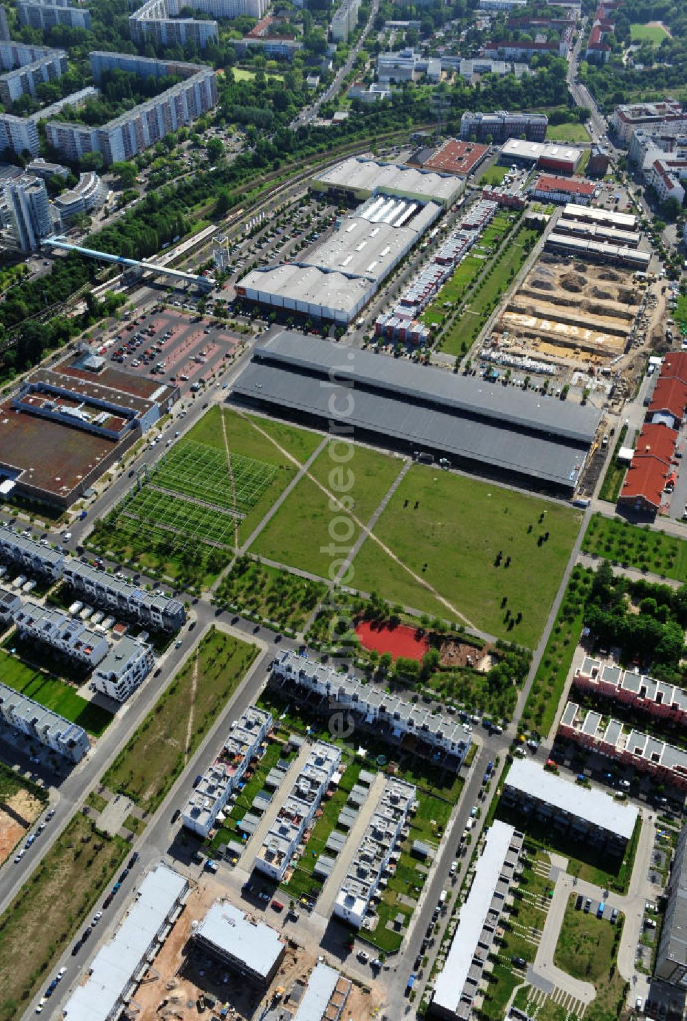 Aerial photograph Berlin Friedrichshain - Stadtteilansicht vom Areal Entwicklungsgebiet Alter Schlachthof / Eldenaer Straße. Hier entsteht ein neues Wohngebiet mit etwa 1300 Wohneinheiten in Lofts, Stadthäusern und Wohnungen, ca. 170000 qm Gewerbeflächen und Parkanlagen. Area of the development zone Alter Schlachthof / Eldenaer Strasse.