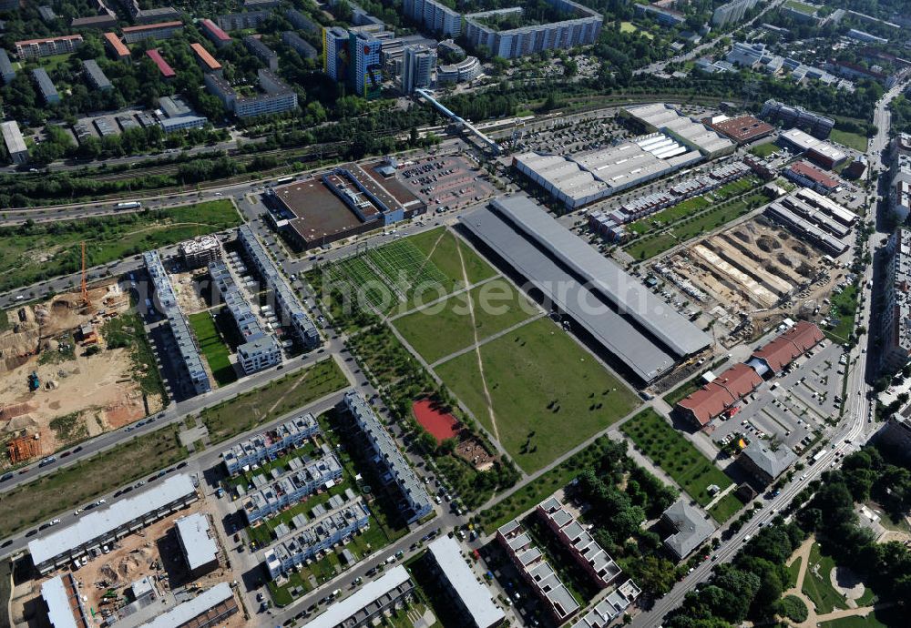 Berlin Friedrichshain from above - Stadtteilansicht vom Areal Entwicklungsgebiet Alter Schlachthof / Eldenaer Straße. Hier entsteht ein neues Wohngebiet mit etwa 1300 Wohneinheiten in Lofts, Stadthäusern und Wohnungen, ca. 170000 qm Gewerbeflächen und Parkanlagen. Area of the development zone Alter Schlachthof / Eldenaer Strasse.