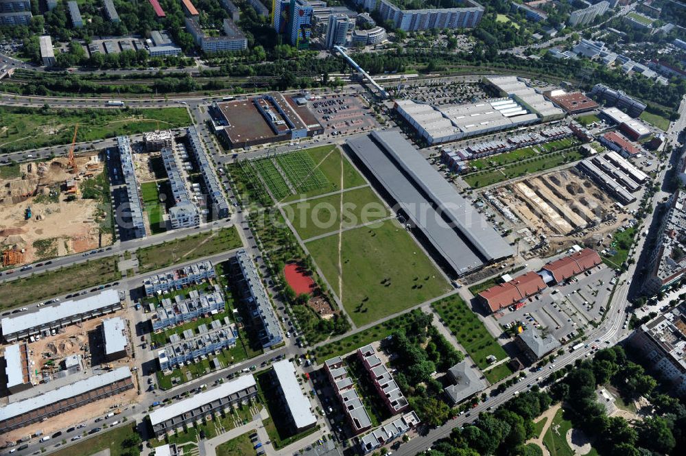 Berlin Friedrichshain from the bird's eye view: Stadtteilansicht vom Areal Entwicklungsgebiet Alter Schlachthof / Eldenaer Straße. Hier entsteht ein neues Wohngebiet mit etwa 1300 Wohneinheiten in Lofts, Stadthäusern und Wohnungen, ca. 170000 qm Gewerbeflächen und Parkanlagen. Area of the development zone Alter Schlachthof / Eldenaer Strasse.