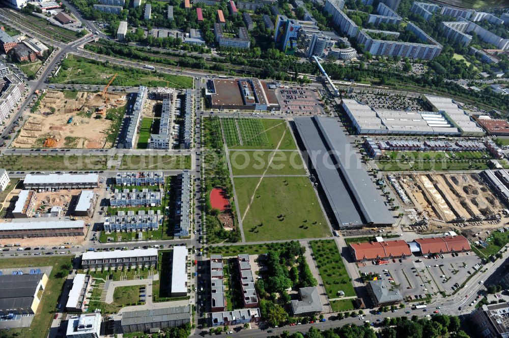 Aerial image Berlin Friedrichshain - Stadtteilansicht vom Areal Entwicklungsgebiet Alter Schlachthof / Eldenaer Straße. Hier entsteht ein neues Wohngebiet mit etwa 1300 Wohneinheiten in Lofts, Stadthäusern und Wohnungen, ca. 170000 qm Gewerbeflächen und Parkanlagen. Area of the development zone Alter Schlachthof / Eldenaer Strasse.