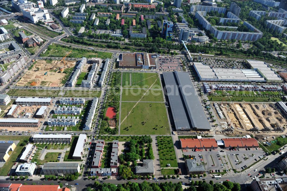 Aerial photograph Berlin Friedrichshain - Stadtteilansicht vom Areal Entwicklungsgebiet Alter Schlachthof / Eldenaer Straße. Hier entsteht ein neues Wohngebiet mit etwa 1300 Wohneinheiten in Lofts, Stadthäusern und Wohnungen, ca. 170000 qm Gewerbeflächen und Parkanlagen. Area of the development zone Alter Schlachthof / Eldenaer Strasse.