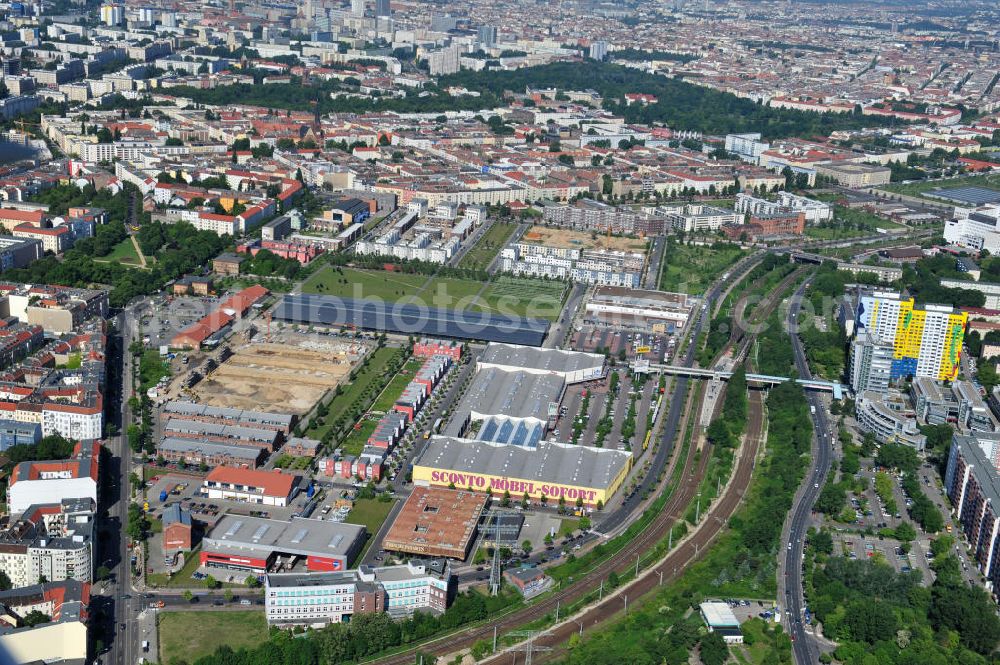 Berlin Friedrichshain from above - Stadtteilansicht vom Areal Entwicklungsgebiet Alter Schlachthof / Eldenaer Straße. Hier entsteht ein neues Wohngebiet mit etwa 1300 Wohneinheiten in Lofts, Stadthäusern und Wohnungen, ca. 170000 qm Gewerbeflächen und Parkanlagen. Area of the development zone Alter Schlachthof / Eldenaer Strasse.