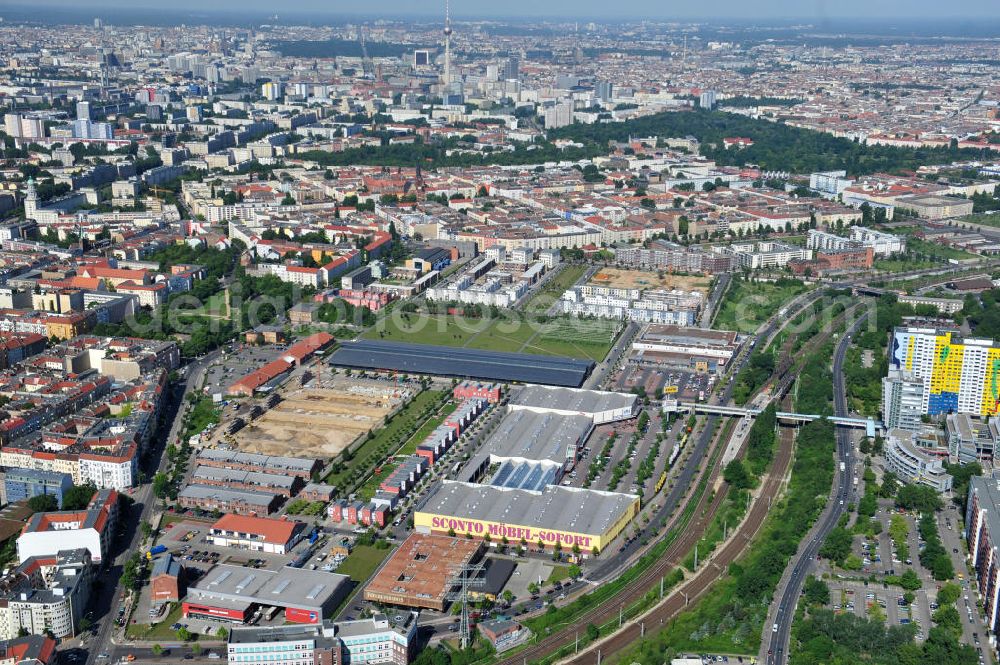 Berlin Friedrichshain from the bird's eye view: Stadtteilansicht vom Areal Entwicklungsgebiet Alter Schlachthof / Eldenaer Straße. Hier entsteht ein neues Wohngebiet mit etwa 1300 Wohneinheiten in Lofts, Stadthäusern und Wohnungen, ca. 170000 qm Gewerbeflächen und Parkanlagen. Area of the development zone Alter Schlachthof / Eldenaer Strasse.