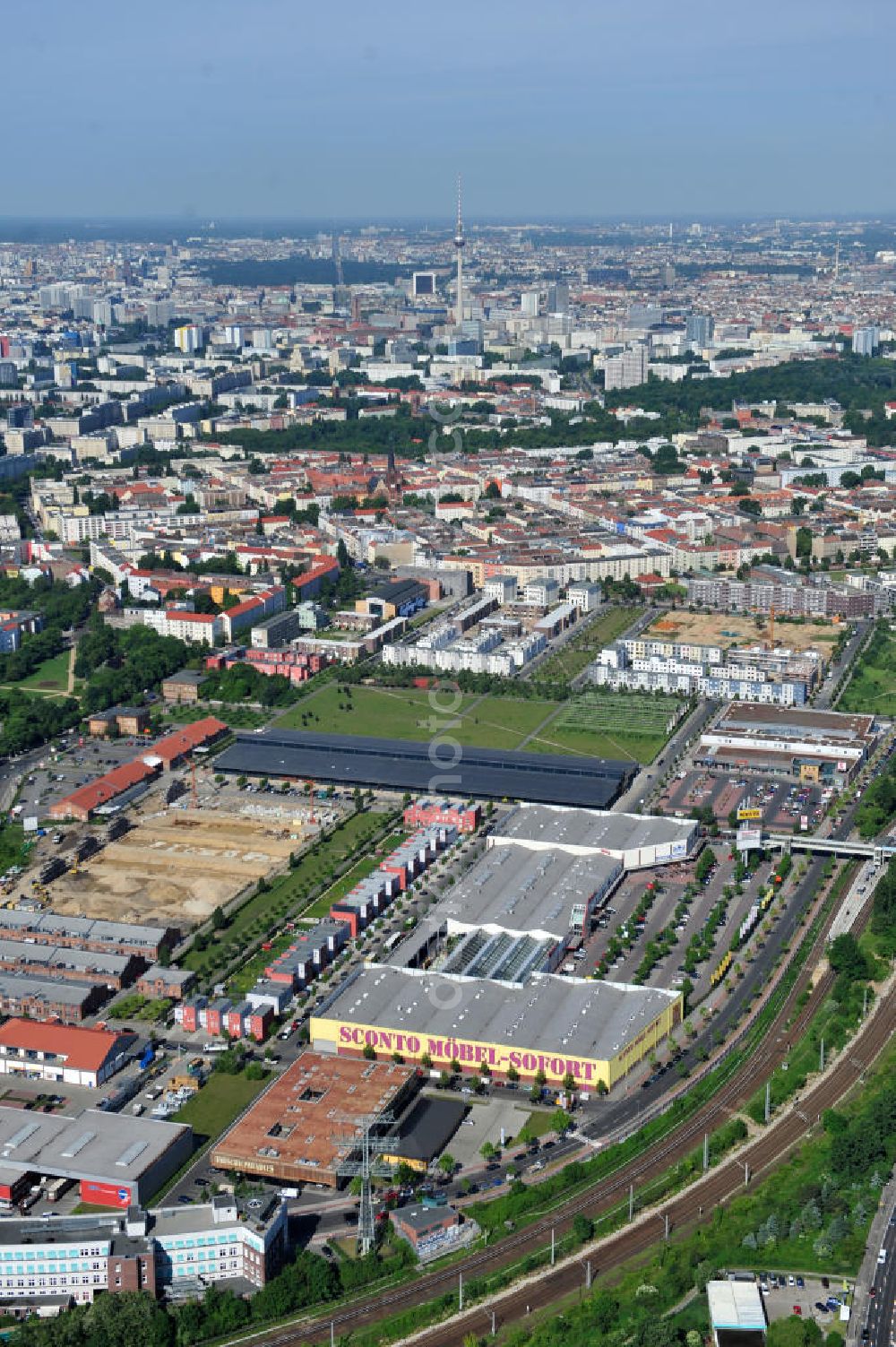 Aerial image Berlin Friedrichshain - Stadtteilansicht vom Areal Entwicklungsgebiet Alter Schlachthof / Eldenaer Straße. Hier entsteht ein neues Wohngebiet mit etwa 1300 Wohneinheiten in Lofts, Stadthäusern und Wohnungen, ca. 170000 qm Gewerbeflächen und Parkanlagen. Area of the development zone Alter Schlachthof / Eldenaer Strasse.