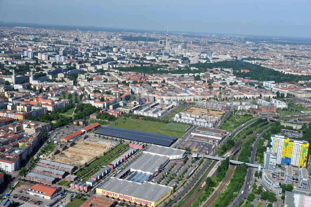 Aerial photograph Berlin Friedrichshain - Stadtteilansicht vom Areal Entwicklungsgebiet Alter Schlachthof / Eldenaer Straße. Hier entsteht ein neues Wohngebiet mit etwa 1300 Wohneinheiten in Lofts, Stadthäusern und Wohnungen, ca. 170000 qm Gewerbeflächen und Parkanlagen. Area of the development zone Alter Schlachthof / Eldenaer Strasse.