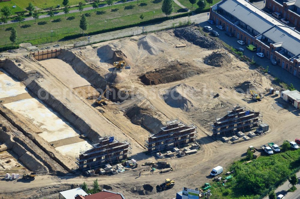 Aerial photograph Berlin Friedrichshain - Baustelle Stadthäuser Eldenaer Höfe im Eldenaer Viertel / Pettenkofer Dreieck auf dem Areal Entwicklungsgebiet Alter Schlachthof / Eldenaer Straße. Zwischen der Straße Zum Langen Jammer und der August-Lindemann-Straße entstehen Stadthäuser, ein Projekt der cds Wohnbau Berlin GmbH. Hierfür werden die historischen Giebel der ehemaligen Rinderställe mit der modernen Architektur verbunden. Building site of Townhouses in the Eldenaer Viertel on the area of the development zone Alter Schlachthof / Eldenaer Strasse.