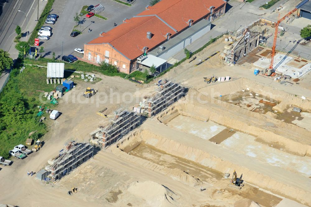 Aerial photograph Berlin Friedrichshain - Baustelle Stadthäuser Eldenaer Höfe im Eldenaer Viertel / Pettenkofer Dreieck auf dem Areal Entwicklungsgebiet Alter Schlachthof / Eldenaer Straße. Zwischen der Straße Zum Langen Jammer und der August-Lindemann-Straße entstehen Stadthäuser, ein Projekt der cds Wohnbau Berlin GmbH. Hierfür werden die historischen Giebel der ehemaligen Rinderställe mit der modernen Architektur verbunden. Building site of Townhouses in the Eldenaer Viertel on the area of the development zone Alter Schlachthof / Eldenaer Strasse.