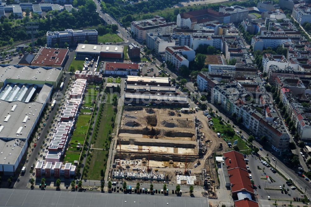 Aerial image Berlin Friedrichshain - Baustelle Stadthäuser Eldenaer Höfe im Eldenaer Viertel / Pettenkofer Dreieck auf dem Areal Entwicklungsgebiet Alter Schlachthof / Eldenaer Straße. Zwischen der Straße Zum Langen Jammer und der August-Lindemann-Straße entstehen Stadthäuser, ein Projekt der cds Wohnbau Berlin GmbH. Hierfür werden die historischen Giebel der ehemaligen Rinderställe mit der modernen Architektur verbunden. Building site of Townhouses in the Eldenaer Viertel on the area of the development zone Alter Schlachthof / Eldenaer Strasse.