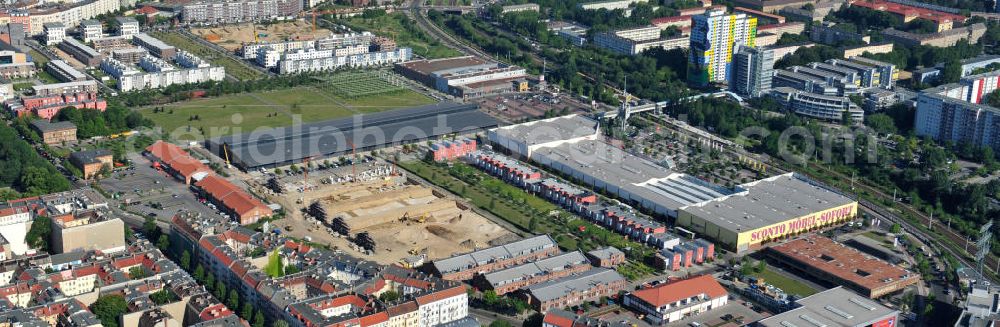 Aerial photograph Berlin Friedrichshain - Baustelle Stadthäuser Eldenaer Höfe im Eldenaer Viertel / Pettenkofer Dreieck auf dem Areal Entwicklungsgebiet Alter Schlachthof / Eldenaer Straße. Zwischen der Straße Zum Langen Jammer und der August-Lindemann-Straße entstehen Stadthäuser, ein Projekt der cds Wohnbau Berlin GmbH. Hierfür werden die historischen Giebel der ehemaligen Rinderställe mit der modernen Architektur verbunden. Building site of Townhouses in the Eldenaer Viertel on the area of the development zone Alter Schlachthof / Eldenaer Strasse.