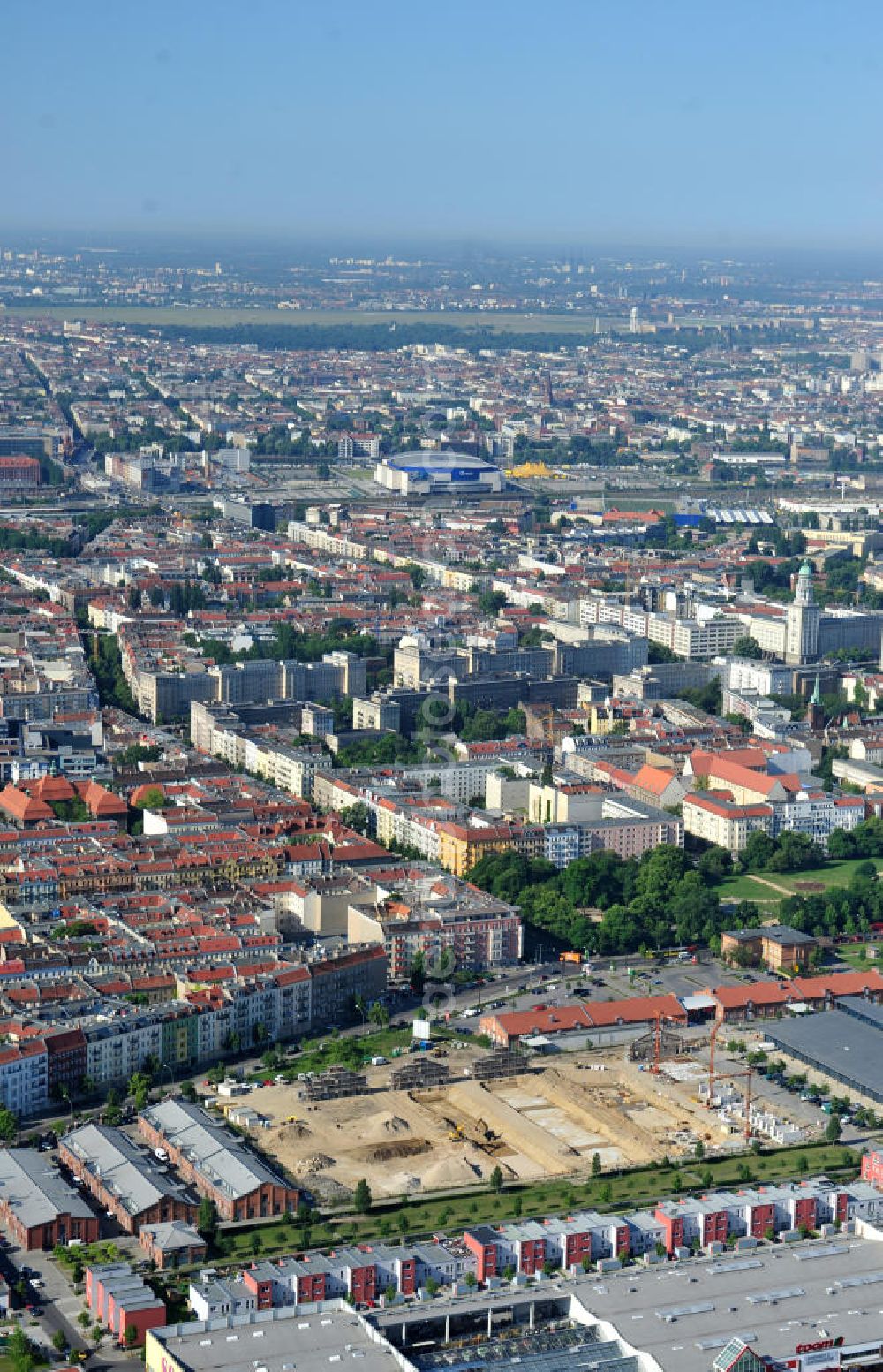 Aerial photograph Berlin Friedrichshain - Baustelle Stadthäuser Eldenaer Höfe im Eldenaer Viertel / Pettenkofer Dreieck auf dem Areal Entwicklungsgebiet Alter Schlachthof / Eldenaer Straße. Zwischen der Straße Zum Langen Jammer und der August-Lindemann-Straße entstehen Stadthäuser, ein Projekt der cds Wohnbau Berlin GmbH. Hierfür werden die historischen Giebel der ehemaligen Rinderställe mit der modernen Architektur verbunden. Building site of Townhouses in the Eldenaer Viertel on the area of the development zone Alter Schlachthof / Eldenaer Strasse.