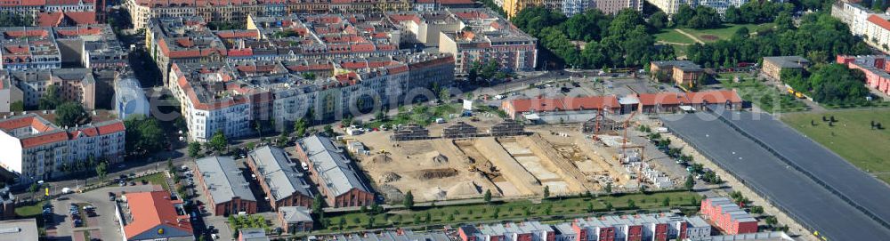 Berlin Friedrichshain from above - Baustelle Stadthäuser Eldenaer Höfe im Eldenaer Viertel / Pettenkofer Dreieck auf dem Areal Entwicklungsgebiet Alter Schlachthof / Eldenaer Straße. Zwischen der Straße Zum Langen Jammer und der August-Lindemann-Straße entstehen Stadthäuser, ein Projekt der cds Wohnbau Berlin GmbH. Hierfür werden die historischen Giebel der ehemaligen Rinderställe mit der modernen Architektur verbunden. Building site of Townhouses in the Eldenaer Viertel on the area of the development zone Alter Schlachthof / Eldenaer Strasse.