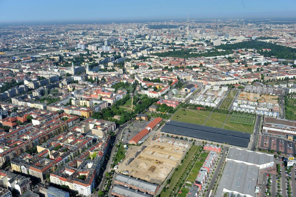 Berlin Friedrichshain from above - Baustelle Stadthäuser Eldenaer Höfe im Eldenaer Viertel / Pettenkofer Dreieck auf dem Areal Entwicklungsgebiet Alter Schlachthof / Eldenaer Straße. Zwischen der Straße Zum Langen Jammer und der August-Lindemann-Straße entstehen Stadthäuser, ein Projekt der cds Wohnbau Berlin GmbH. Hierfür werden die historischen Giebel der ehemaligen Rinderställe mit der modernen Architektur verbunden. Building site of Townhouses in the Eldenaer Viertel on the area of the development zone Alter Schlachthof / Eldenaer Strasse.