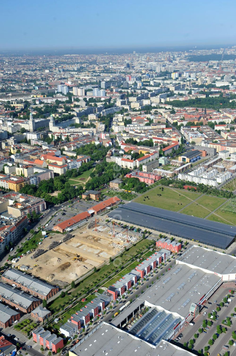 Berlin Friedrichshain from above - Baustelle Stadthäuser Eldenaer Höfe im Eldenaer Viertel / Pettenkofer Dreieck auf dem Areal Entwicklungsgebiet Alter Schlachthof / Eldenaer Straße. Zwischen der Straße Zum Langen Jammer und der August-Lindemann-Straße entstehen Stadthäuser, ein Projekt der cds Wohnbau Berlin GmbH. Hierfür werden die historischen Giebel der ehemaligen Rinderställe mit der modernen Architektur verbunden. Building site of Townhouses in the Eldenaer Viertel on the area of the development zone Alter Schlachthof / Eldenaer Strasse.