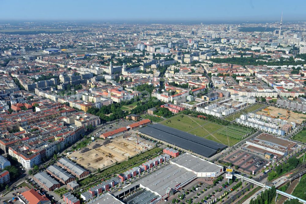 Aerial photograph Berlin Friedrichshain - Baustelle Stadthäuser Eldenaer Höfe im Eldenaer Viertel / Pettenkofer Dreieck auf dem Areal Entwicklungsgebiet Alter Schlachthof / Eldenaer Straße. Zwischen der Straße Zum Langen Jammer und der August-Lindemann-Straße entstehen Stadthäuser, ein Projekt der cds Wohnbau Berlin GmbH. Hierfür werden die historischen Giebel der ehemaligen Rinderställe mit der modernen Architektur verbunden. Building site of Townhouses in the Eldenaer Viertel on the area of the development zone Alter Schlachthof / Eldenaer Strasse.