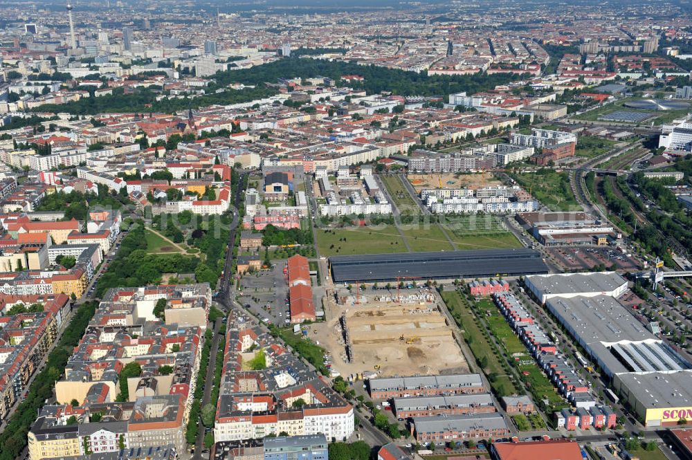 Berlin Friedrichshain from above - Baustelle Stadthäuser Eldenaer Höfe im Eldenaer Viertel / Pettenkofer Dreieck auf dem Areal Entwicklungsgebiet Alter Schlachthof / Eldenaer Straße. Zwischen der Straße Zum Langen Jammer und der August-Lindemann-Straße entstehen Stadthäuser, ein Projekt der cds Wohnbau Berlin GmbH. Hierfür werden die historischen Giebel der ehemaligen Rinderställe mit der modernen Architektur verbunden. Building site of Townhouses in the Eldenaer Viertel on the area of the development zone Alter Schlachthof / Eldenaer Strasse.