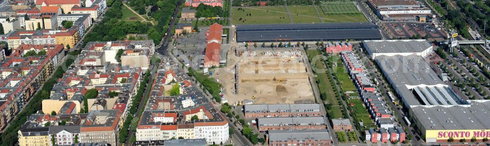 Aerial image Berlin Friedrichshain - Baustelle Stadthäuser Eldenaer Höfe im Eldenaer Viertel / Pettenkofer Dreieck auf dem Areal Entwicklungsgebiet Alter Schlachthof / Eldenaer Straße. Zwischen der Straße Zum Langen Jammer und der August-Lindemann-Straße entstehen Stadthäuser, ein Projekt der cds Wohnbau Berlin GmbH. Hierfür werden die historischen Giebel der ehemaligen Rinderställe mit der modernen Architektur verbunden. Building site of Townhouses in the Eldenaer Viertel on the area of the development zone Alter Schlachthof / Eldenaer Strasse.