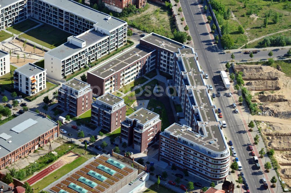 Berlin Friedrichshain from above - Mehrfamilienhäuser im Thaerviertel auf dem Areal Entwicklungsgebiet Alter Schlachthof / Eldenaer Straße. Zwischen der Thaerstraße und der Agnes-Wabnitz-Straße entstanden Wohnungen durch die AVILA Management & Consulting AG, auf dem 1. Bauabschnitt Haus Elija und 2. Bauabschnitt Haus Edith Stein. Verwaltung erfolgt durch die petruswerk Katholische Wohnungsbau- und Siedlungsgesellschaft mbH, ein Unternehmen der Avila Gruppe. Apartment building in the Thaerviertel on the area of the development zone Alter Schlachthof / Eldenaer Strasse.