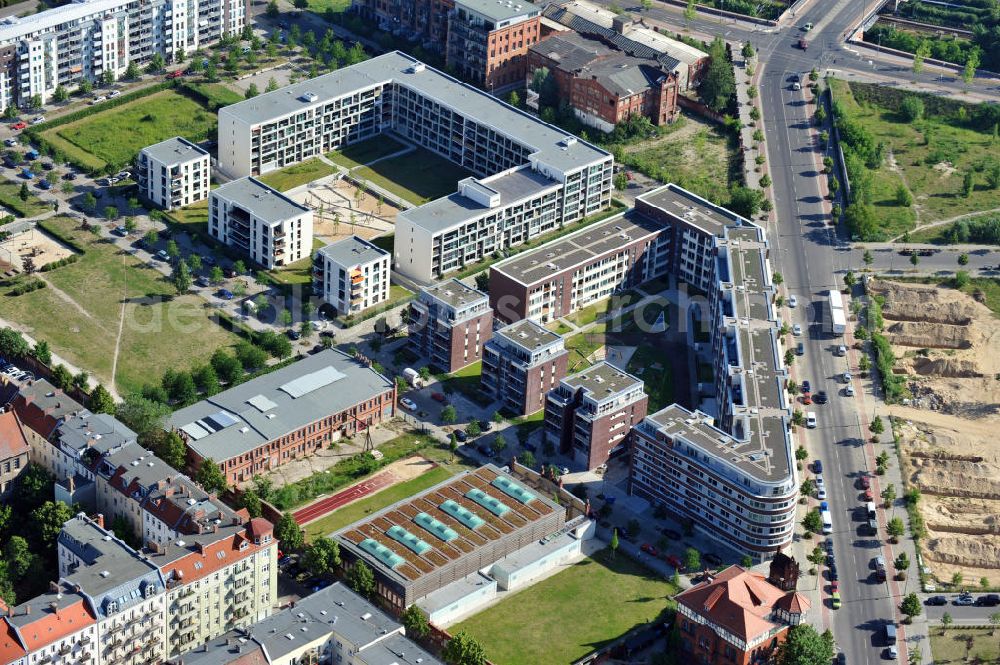 Berlin Friedrichshain from the bird's eye view: Mehrfamilienhäuser im Thaerviertel auf dem Areal Entwicklungsgebiet Alter Schlachthof / Eldenaer Straße. Zwischen der Thaerstraße und der Agnes-Wabnitz-Straße entstanden Wohnungen durch die AVILA Management & Consulting AG, auf dem 1. Bauabschnitt Haus Elija und 2. Bauabschnitt Haus Edith Stein. Verwaltung erfolgt durch die petruswerk Katholische Wohnungsbau- und Siedlungsgesellschaft mbH, ein Unternehmen der Avila Gruppe. Apartment building in the Thaerviertel on the area of the development zone Alter Schlachthof / Eldenaer Strasse.