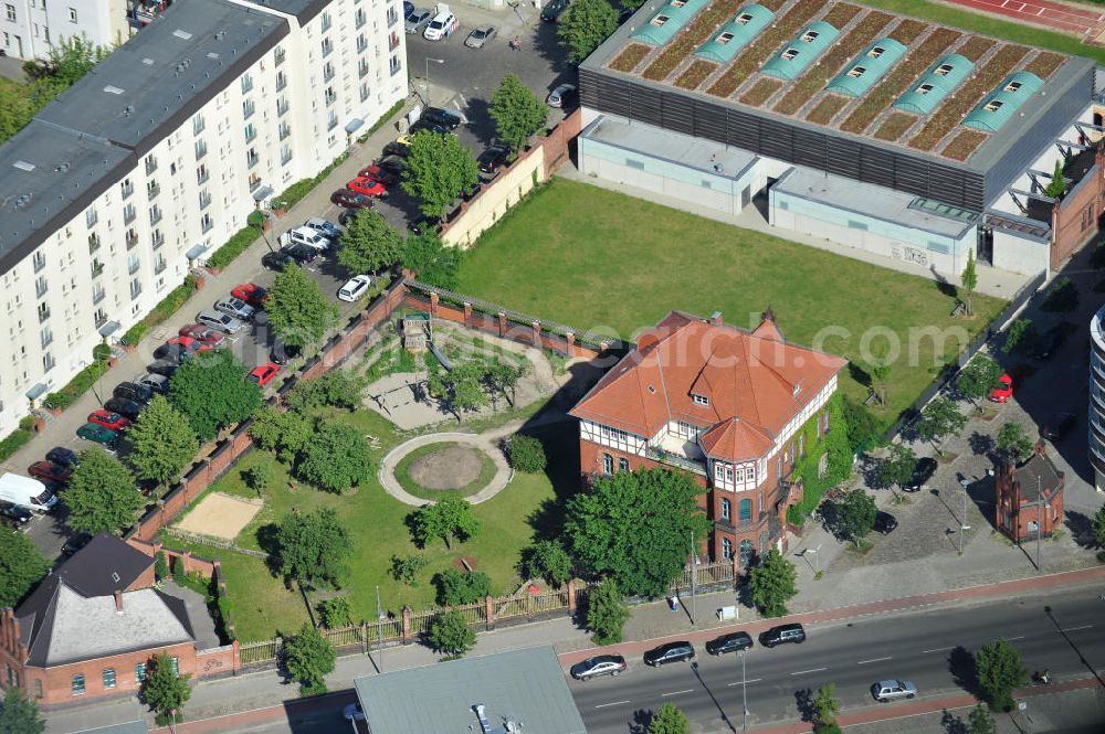 Berlin Prenzlauer Berg from the bird's eye view: Ehemaliges Verwaltungsgebäude des Zentralvieh- und Schlachthof an der Thaerstraße Ecke Otto-Ostrowski-Straße auf dem Areal Entwicklungsgebiet Alter Schlachthof / Eldenaer Straße. Former administrative building at Thaerstrasse on the area of the development zone Alter Schlachthof / Eldenaer Strasse.