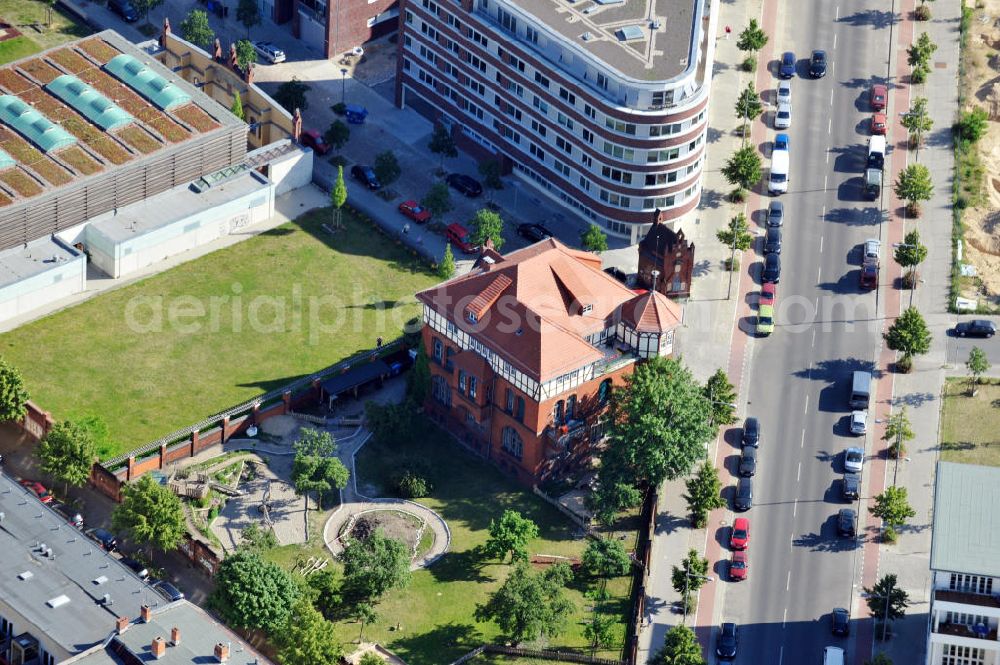 Aerial photograph Berlin Prenzlauer Berg - Ehemaliges Verwaltungsgebäude des Zentralvieh- und Schlachthof an der Thaerstraße Ecke Otto-Ostrowski-Straße auf dem Areal Entwicklungsgebiet Alter Schlachthof / Eldenaer Straße. Former administrative building at Thaerstrasse on the area of the development zone Alter Schlachthof / Eldenaer Strasse.