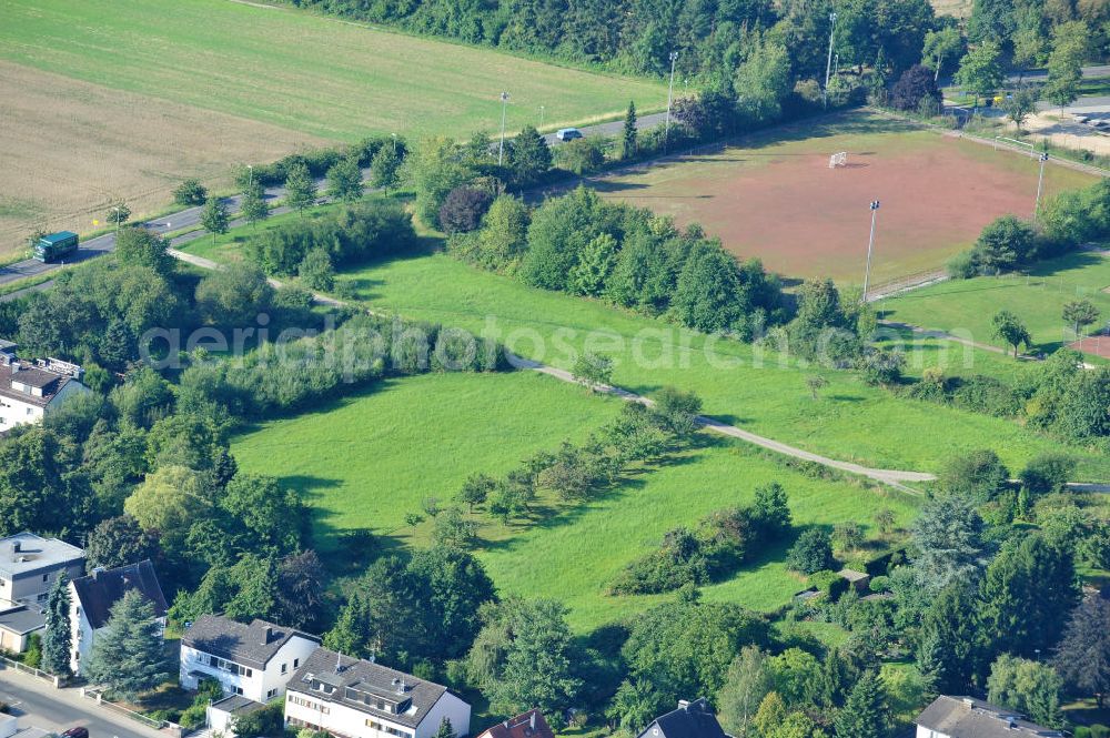 Kronberg im Taunus from above - Blick auf Entwicklungsgebiet / Baufläche für Wohnungsneubau in Kronberg an der Schöneberger Straße / Fichtenstraße / Buchenweg. Die cds Wohnbau GmbH errichtet hier moderne Ein- und Mehrfamilienhäuser in attraktiver Lage der Taunusregion. Development area / construction area for new residential construction in Kronberg.