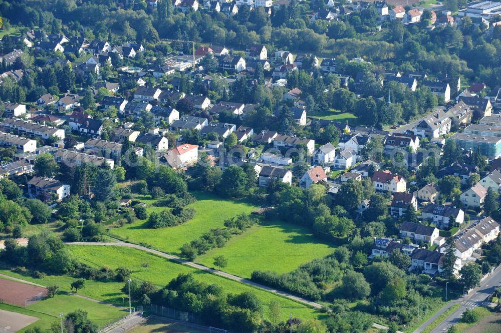 Aerial image Kronberg im Taunus - Blick auf Entwicklungsgebiet / Baufläche für Wohnungsneubau in Kronberg an der Schöneberger Straße / Fichtenstraße / Buchenweg. Die cds Wohnbau GmbH errichtet hier moderne Ein- und Mehrfamilienhäuser in attraktiver Lage der Taunusregion. Development area / construction area for new residential construction in Kronberg.