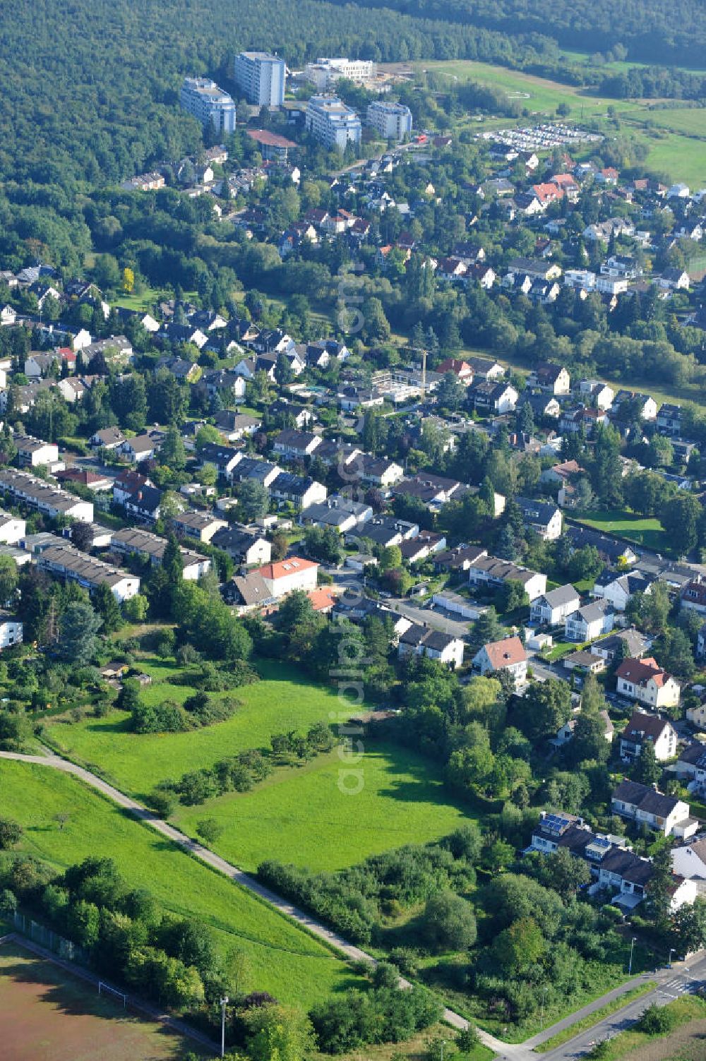 Kronberg im Taunus from above - Blick auf Entwicklungsgebiet / Baufläche für Wohnungsneubau in Kronberg an der Schöneberger Straße / Fichtenstraße / Buchenweg. Die cds Wohnbau GmbH errichtet hier moderne Ein- und Mehrfamilienhäuser in attraktiver Lage der Taunusregion. Development area / construction area for new residential construction in Kronberg.