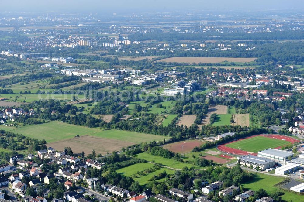 Kronberg im Taunus from the bird's eye view: Blick auf Entwicklungsgebiet / Baufläche für Wohnungsneubau in Kronberg an der Schöneberger Straße / Fichtenstraße / Buchenweg. Die cds Wohnbau GmbH errichtet hier moderne Ein- und Mehrfamilienhäuser in attraktiver Lage der Taunusregion. Development area / construction area for new residential construction in Kronberg.