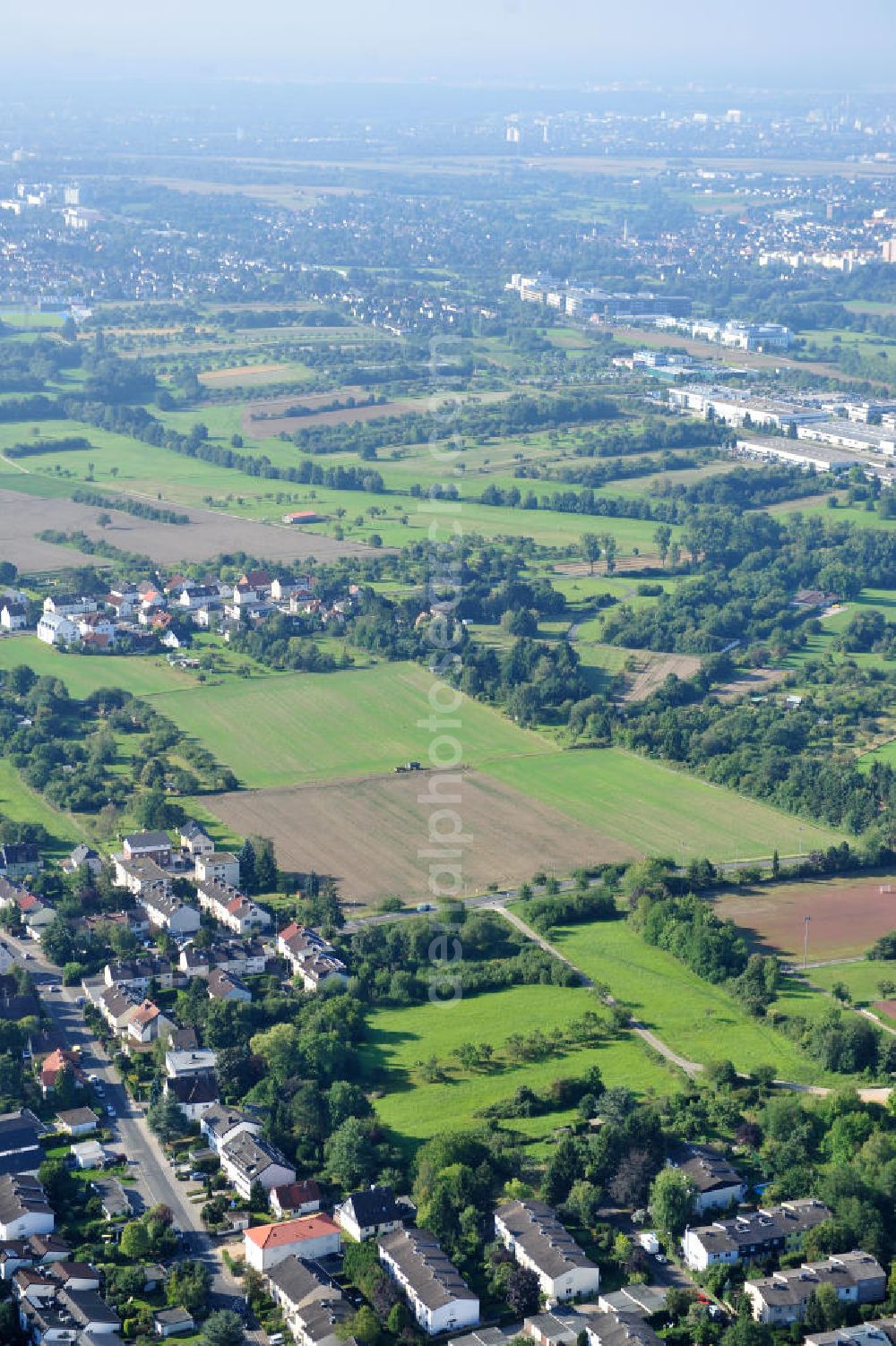 Kronberg im Taunus from above - Blick auf Entwicklungsgebiet / Baufläche für Wohnungsneubau in Kronberg an der Schöneberger Straße / Fichtenstraße / Buchenweg. Die cds Wohnbau GmbH errichtet hier moderne Ein- und Mehrfamilienhäuser in attraktiver Lage der Taunusregion. Development area / construction area for new residential construction in Kronberg.