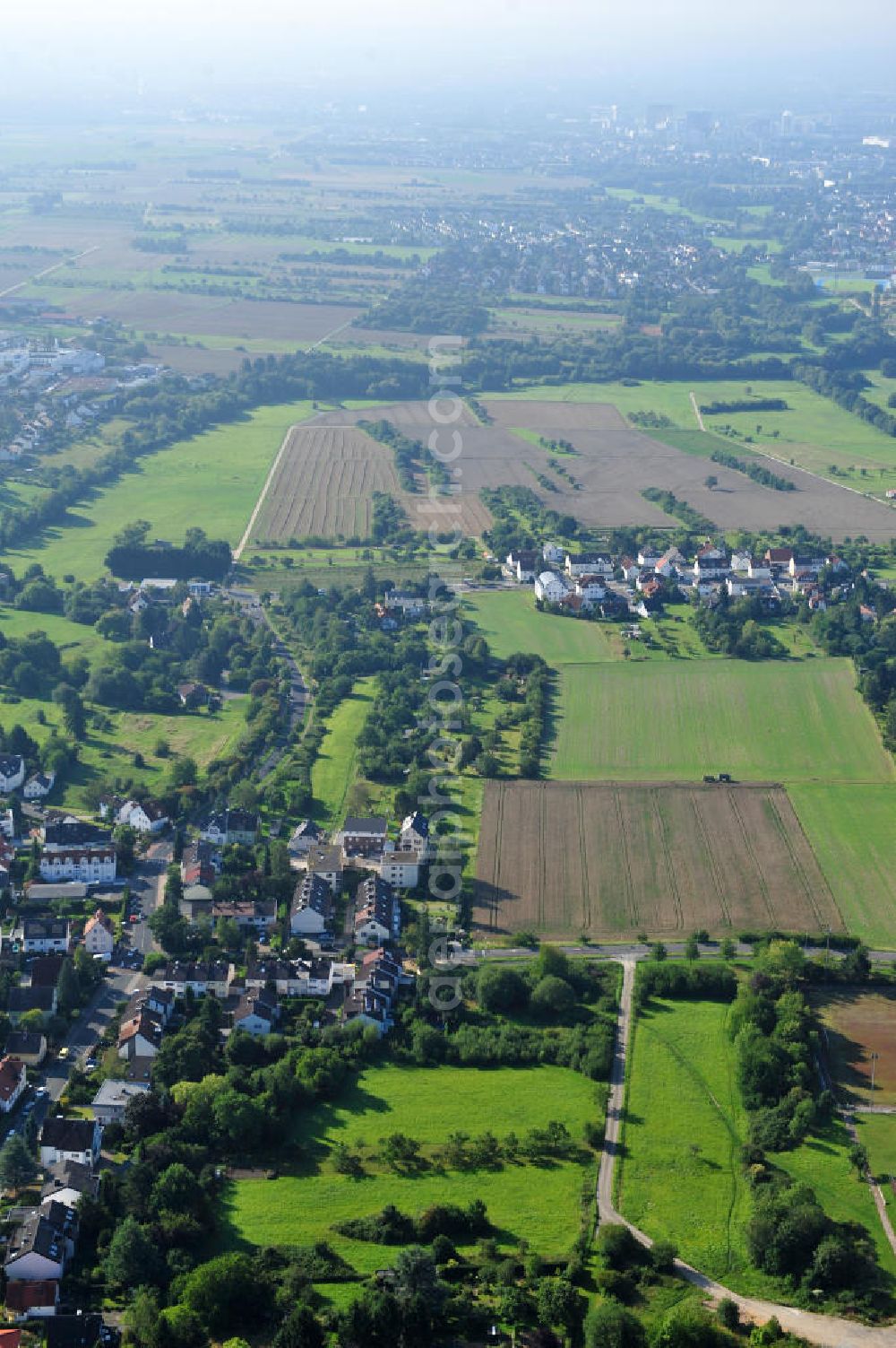 Aerial image Kronberg im Taunus - Blick auf Entwicklungsgebiet / Baufläche für Wohnungsneubau in Kronberg an der Schöneberger Straße / Fichtenstraße / Buchenweg. Die cds Wohnbau GmbH errichtet hier moderne Ein- und Mehrfamilienhäuser in attraktiver Lage der Taunusregion. Development area / construction area for new residential construction in Kronberg.