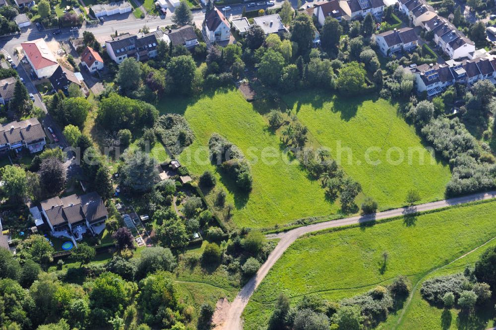 Aerial photograph Kronberg im Taunus - Blick auf Entwicklungsgebiet / Baufläche für Wohnungsneubau in Kronberg an der Schöneberger Straße / Fichtenstraße / Buchenweg. Die cds Wohnbau GmbH errichtet hier moderne Ein- und Mehrfamilienhäuser in attraktiver Lage der Taunusregion. Development area / construction area for new residential construction in Kronberg.