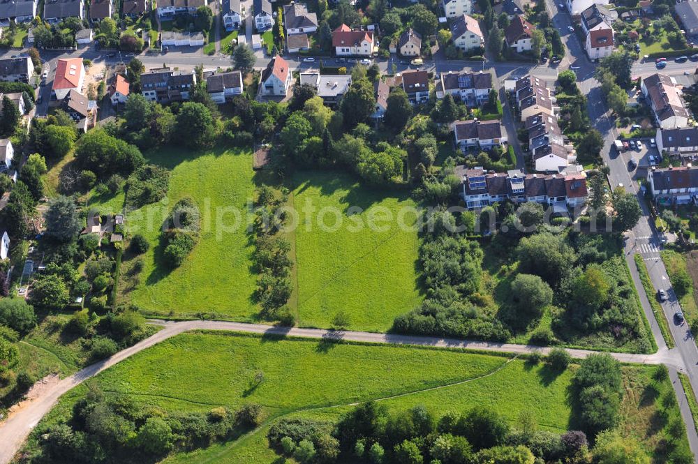 Kronberg im Taunus from above - Blick auf Entwicklungsgebiet / Baufläche für Wohnungsneubau in Kronberg an der Schöneberger Straße / Fichtenstraße / Buchenweg. Die cds Wohnbau GmbH errichtet hier moderne Ein- und Mehrfamilienhäuser in attraktiver Lage der Taunusregion. Development area / construction area for new residential construction in Kronberg.