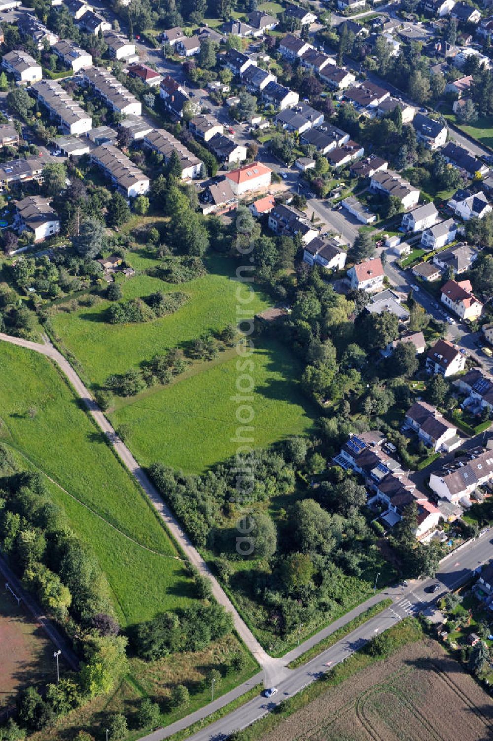 Aerial image Kronberg im Taunus - Blick auf Entwicklungsgebiet / Baufläche für Wohnungsneubau in Kronberg an der Schöneberger Straße / Fichtenstraße / Buchenweg. Die cds Wohnbau GmbH errichtet hier moderne Ein- und Mehrfamilienhäuser in attraktiver Lage der Taunusregion. Development area / construction area for new residential construction in Kronberg.