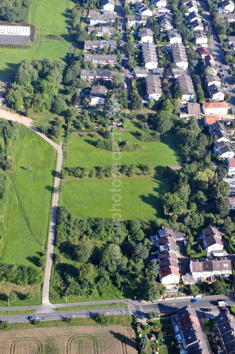 Aerial photograph Kronberg im Taunus - Blick auf Entwicklungsgebiet / Baufläche für Wohnungsneubau in Kronberg an der Schöneberger Straße / Fichtenstraße / Buchenweg. Die cds Wohnbau GmbH errichtet hier moderne Ein- und Mehrfamilienhäuser in attraktiver Lage der Taunusregion. Development area / construction area for new residential construction in Kronberg.