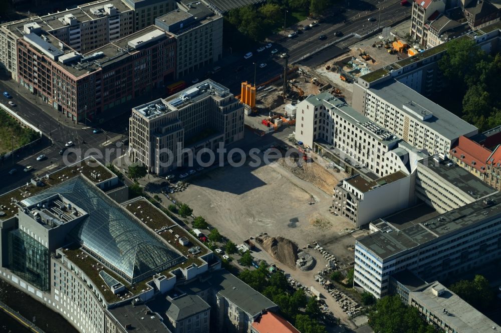 Berlin from the bird's eye view: Development area and building land fallow Breite Strasse corner Scharrenstrasse in the district Mitte in Berlin, Germany