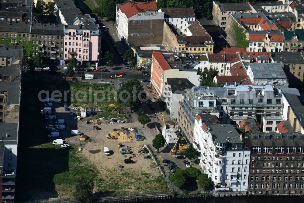 Aerial image Berlin - Development area and building land fallow at the corner Cuvrystrasse- Schlesische Strasse in Berlin