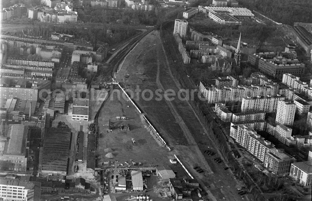 Aerial image Berlin - Development area and building land fallow of the former wall strip of the state border of the GDR to the Brunnenviertel residential area in the district Wedding in the district Mitte in Berlin, Germany