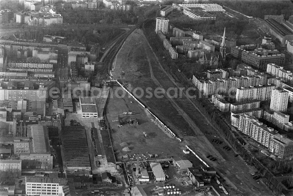 Aerial photograph Berlin - Development area and building land fallow of the former wall strip of the state border of the GDR to the Brunnenviertel residential area in the district Wedding in the district Mitte in Berlin, Germany