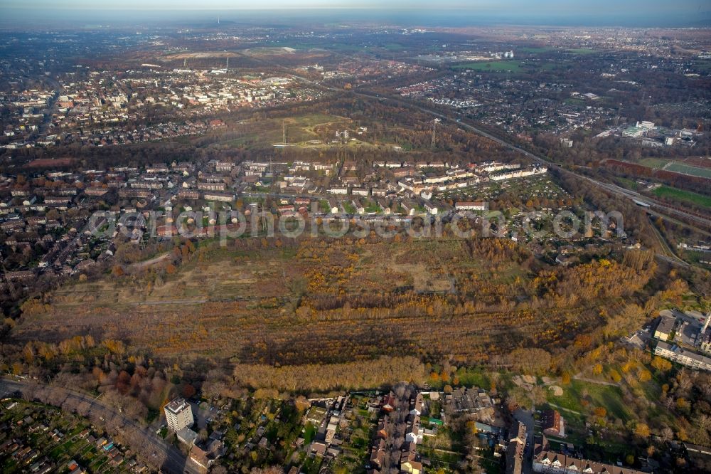 Duisburg from the bird's eye view: Development area and building land fallow along the Weseler street and the Zechenstrasse in the district Marxloh in Duisburg in the state North Rhine-Westphalia