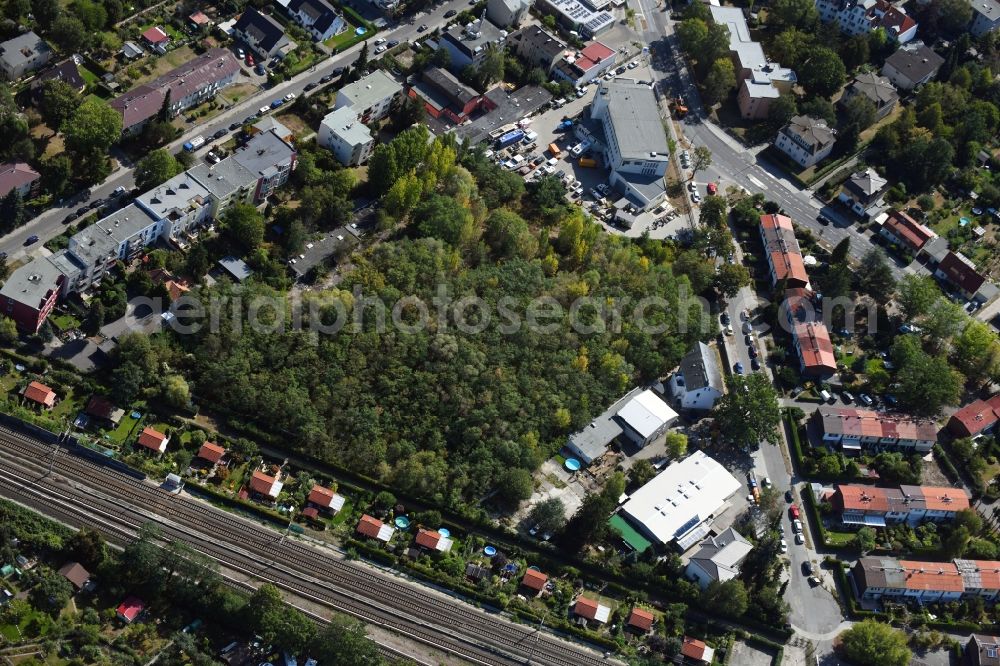 Berlin from the bird's eye view: Development area and building land fallow Hochstrasse - Hildburghauser Strasse in the district Lichterfelde in Berlin, Germany